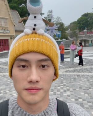 Fandy Fan Instagram - 旅行這種事大多是相當累人的。不過有些知識是疲累之後才能親自學到的。有些喜悅是筋疲力盡後才能獲得的。這是我繼續旅行所得到的真理 — 村上春樹。

好喜歡這段話，這是我們的 #演員們的旅行 
@fotoallison 
@truetrue.wang 
@junoohknow 

@mougganofficial #mouggan