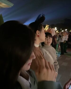 Fandy Fan Instagram - 旅行這種事大多是相當累人的。不過有些知識是疲累之後才能親自學到的。有些喜悅是筋疲力盡後才能獲得的。這是我繼續旅行所得到的真理 — 村上春樹。

好喜歡這段話，這是我們的 #演員們的旅行 
@fotoallison 
@truetrue.wang 
@junoohknow 

@mougganofficial #mouggan