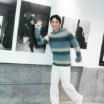 Fandy Fan Instagram - 很開心又可以用不同的方式和大家分享故事，謝謝今天到場的每一位朋友，謝謝你們用心的感受和聆聽，希望就像金屬水波一樣，層層的散開，最後還是會回到原點，經歷時間和沈澱，那個曾經的存在才會⼀點點的消失或是回到⾃⼰⾝上。 謝謝 @uprint_studio 的大力幫忙，詳細介紹不同相紙所呈現的效果，謝謝你們讓每一張照片變的更有溫度，照片輸出首選🥹🥹 多虧有 @derdan 的幫忙，讓更多人知道這次的展覽故事謝謝今天來參加的媒體朋友， 在短短的時間快速做出海報的 @roundan0303 ，辛苦了 因為有我的家人們 @weteamwork.co 、媽媽，給我時間、耐心和包容，才讓我擁有創作空間和不同呈現故事的方式 「拙」個展在鬧空間持續到12/31號，歡迎大家多多去玩和分享給朋友唷🫶🏻🫶🏻 @sandroparis Photo @ililyyy Styling @charliebubblecat Makeup @karenchang_makeup Hair @henrytc0216 Team @weteamwork.co