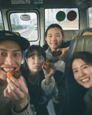Fandy Fan Instagram - 旅行這種事大多是相當累人的。不過有些知識是疲累之後才能親自學到的。有些喜悅是筋疲力盡後才能獲得的。這是我繼續旅行所得到的真理 — 村上春樹。

好喜歡這段話，這是我們的 #演員們的旅行 
@fotoallison 
@truetrue.wang 
@junoohknow 

@mougganofficial #mouggan