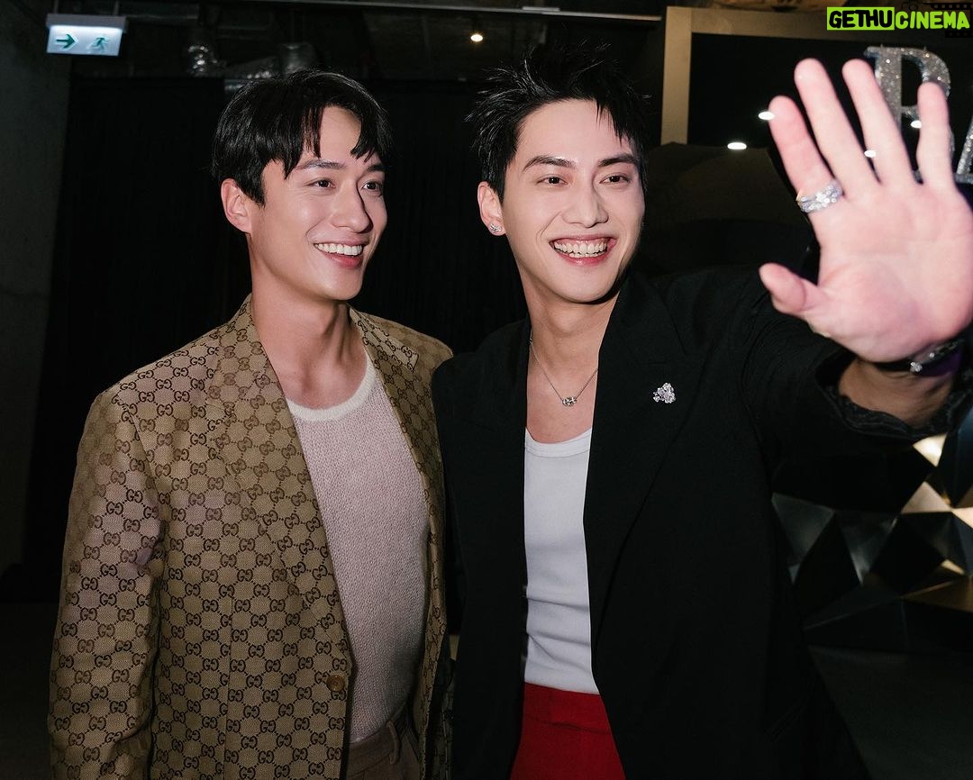 Fandy Fan Instagram - 好精彩的party 認識更多新的朋友,希望我們很快又可以見面,也謝謝陪伴我的粉絲朋朋們,期待下次再一起分享好玩的事😊😊😊 @harpersbazaarhk Makeup: @wjc_mua Hair: @garden_hairstylist Photo: @0uwang Styling: @charliebubblecat Team: @weteamwork.co Jacket: @acnestudios by @farfetch Shirt&trousers: @facetasmtokyo Jewelry: @piaget Shoes: @louboutinworld
