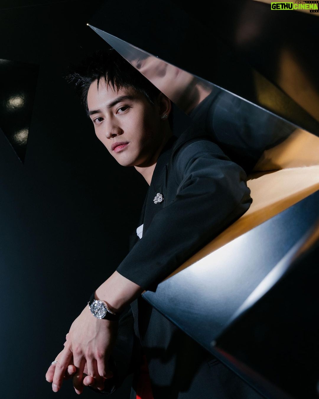 Fandy Fan Instagram - θ¬θ¬ @harpersbazaarhk ιθ«π€π€ δΈζ¬‘εδΎη©π₯ Makeup: @wjc_mua Hair: @garden_hairstylist Photo: @0uwang Styling: @charliebubblecat Team: @weteamwork.co Jacket: @acnestudios by @farfetch Shirt&trousers: @facetasmtokyo Jewelry: @piaget Shoes: @louboutinworld