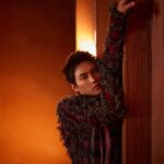 Fandy Fan Instagram - 【Cover Story】范少勳／這些年來發生在我身上的機會、轉變和際遇，都是因為愛吧！ 走過那段一個角色機會都沒有的日子，范少勳珍惜並牢牢握住每一個能被大眾看到的機會。他說表演有兩個層次：一個是操作角色，讓他被看見；一個是操作角色讓他被看見，並投注生命力與靈魂，范少勳總是選擇後者。「我工作上很M，又固執，雖然知道現在這樣演就會過關，但絕不選擇這個方式。」 但最辛苦的不是自己，而是伴侶。「當我接下一個角色，即便角色沒在運作的時候就是生活，但為了讓角色活起來，我基本上不會讓它距離我太遠。就像我在拍《模仿犯》的時候，都把自己hold在沈嘉文那個狀態中，這時候我的另一半會很辛苦，她也有發現；像我拍《不想一個人》，自己搬出去住一個月，她也給我很大的空間做這樣的事情。但現在我有另一個課題，就是生命中有新的責任出現了，我該怎麼面對，這我還在學習。我跟太太對於家庭生活和工作狀態如何能達到平衡，還在摸索中。」他口中「新的責任」，是他一歲多的女兒「小哺」。 成為父親之後，范少勳坦承整個人變得更有耐心了，當女兒不斷跟自己衝撞的時候，會更有耐心面對自己也面對她，也面對生活中發生的事情；而當太太和女兒給了他豐富的愛，他也相對有了因愛而生的責任，「這個責任讓我對於世界的理解跟運行的方式，又變得更寬一些了。」他說以前覺得談戀愛就是愛，牽到手、抱到她的甜蜜感就是愛；現在覺得愛是一種理解，從物質上面的感受變成精神上面的享受。 「我現在常常想，這些年來發生在我身上的機會、轉變和際遇，都是因為愛吧！」 完整文章請至主頁連結🔍 Talent／ #范少勳 @fan82114 text／Wayne Wu @levyfute Photographer／AJerry @ajerry_sung Stylist／Wayne Wu @levyfute、Daisy Hsiao @chingyinhsiao Video／Nora Liu @noraliuu 、 Ray Wu @raywu_productions 、Wang Chun Wei Make up／WINI @wjc_mua Hair／亨利 @driven.by Wardrobe／  #bottegaveneta Special thanks / @ntcart.museum