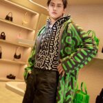 Fandy Fan Instagram - 好喜歡寬鬆的針織毛衣，配上不退潮流的黑白圓點！ @marcjacobs 識別度最高的Monogram 圖騰讓整體穿搭更加亮眼！最喜歡參加活動和朋友一起玩 @bravolav 下次再一起去玩唷🤜🏻🤛🏻 @imaginextw Make up: @wjc_mua Hair: @plants_rick Photo: @0uwang Styling: @charliebubblecat Team: @weteamwork.co