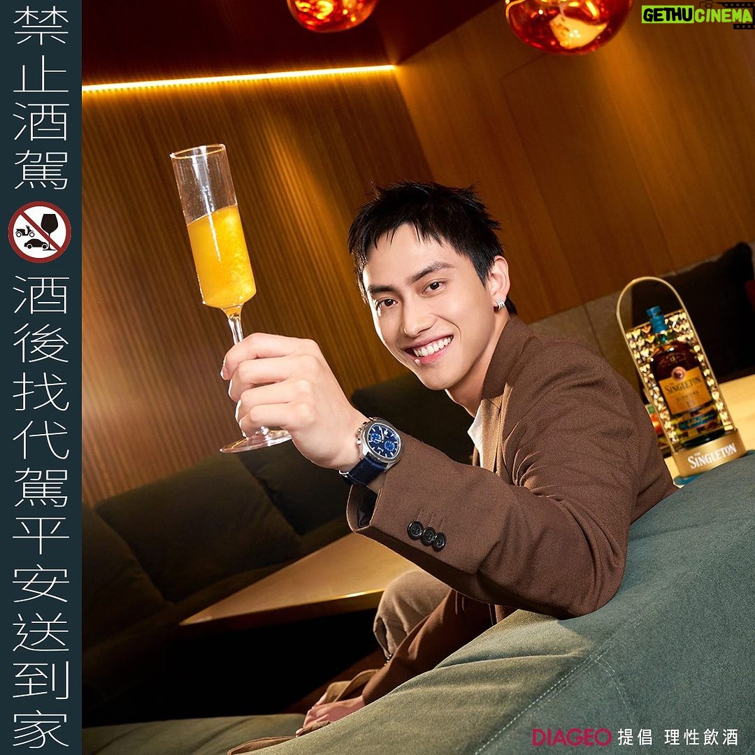 Fandy Fan Instagram - #AD 很幸運可以在「蘇格登醇金13年」盛大的醇金派對活動和摯友 @yaochunyao和 @chienho.wu 一起品嚐三種不同飲用醇金13年的方式: 醇金凍飲、醇金氣泡飲、店家專屬醇金特調! 「醇金凍飲」上桌前環繞著乾冰視覺效果非常吸睛,平常喜歡加冰塊喝威士忌的人,很推薦試試看凍飲方式飲用,酒體少了點酒感卻依然醇順,完美帶出「醇金13年」的莓果香甜。 我自己最喜歡,用華麗水晶杯架端出來的「醇金氣泡飲」!一端出來就聚會氣氛滿點,和摯友們快樂的相聚,就是該來點帶有氣泡的飲品,搭上酸甜果香風味,感覺清爽又暢快!這次的活動 「店家專屬醇金特調」是款可以自己把「醇金13年」倒入特調中酒款,這系列特調總共有三種,可以一次感受到純金13年的特調多樣化,一次滿足多重味蕾享受! 「蘇格登醇金13年」臻選來自法國波多蘇產區的貴腐甜白酒桶過桶,含有豐富果香更可以在口中爆發出甜美清爽的口感,完美的搭配在跟好友們一起分享的聚會上!這次活動辦在「台北Flare」,寬敞的空間感還有綠植搭配出輕鬆自在的氛圍,戶外泳池中的蘇格登金色LOGO超氣派!晚上還會再牆上打上LOGO光影,跟朋友怎麼拍都好看! 那天在初秋的好天氣下,後面襯著蘇格登金色LOGO,大家一起坐在池畔聊天、笑笑鬧鬧 好友,好喝的酒,好愜意 10/10前到「台北Flare」「蘇格登醇金派對活動」,點選醇金派對酒單,只要$880就能一次體驗「醇金13年」三款酒品 推薦給大家邀請自己的摯友們一起去蘇格登合作的酒吧品嚐看看唷! @thesingletontw @flare_taipei 【禁止酒駕,酒後找代駕平安送到家】 【本文內容涉及酒類產品促銷訊息,請勿轉發給未達法定購買年齡者】 #蘇格登醇金13年單一麥芽威士忌 #TheSingleton #蘇格登醇金派對 #貴腐甜白酒桶過桶 #點亮相聚時刻 #獨獻台灣