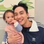 Fandy Fan Instagram - 呀呼呀呼恭喜恭喜，魔人阿爸放假啦🎉🎉 也不知道為什麼我在家時間越多，女兒晚上就越常做惡夢😂 我個人是歸類玩的太開心嘍🥳🥳 也祝大家新年玩的開開心心，健健康康🧧 #你家也有這樣的阿爸嗎#求溫暖#🤝🏻🙌🏻 @originals_tw