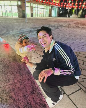 Fandy Fan Instagram - 呀呼呀呼恭喜恭喜，魔人阿爸放假啦🎉🎉
也不知道為什麼我在家時間越多，女兒晚上就越常做惡夢😂
我個人是歸類玩的太開心嘍🥳🥳

也祝大家新年玩的開開心心，健健康康🧧

#你家也有這樣的阿爸嗎#求溫暖#🤝🏻🙌🏻
@originals_tw