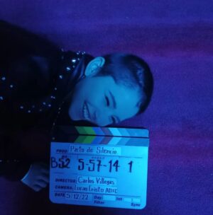 Farah Justiniani Instagram - Estoy muy feliz de decirles que ya pueden ver en @netflixlat @netflix "Pacto de Silencio".

Este proyecto me marco mucho en todos los aspectos, pero más como persona.
Poder modificar mi físico para interpretar a Sam fue la mejor decisión que pude hacer. 

Se creó una hermosa familia a la cual, adoro con todo mi corazón ❤️‍🩹

Gracias a los directores que admiro tanto y fueron parte importante para mi @sevive 
@maocorredor 

Gracias a todos por todo su cariño y su empeño en éste proyecto tan lindo.

¡¡Vayan a ver esta grandiosa serie!!