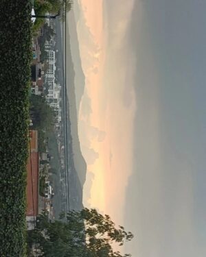 Farah Justiniani Instagram - 1. Farah 
2. Perro 
3. Atardecer lindo
4. De noche con el Chif 
5. Lo que no ven los directores cuando grabó algun casting
6. Baile que baile 
7. Cantando mi canción fav de Caifanes 
8. Na se 
9. Farah en alucin y fife (no lo soy) JSKSJSK 🤌
10. Ya se siente navidad