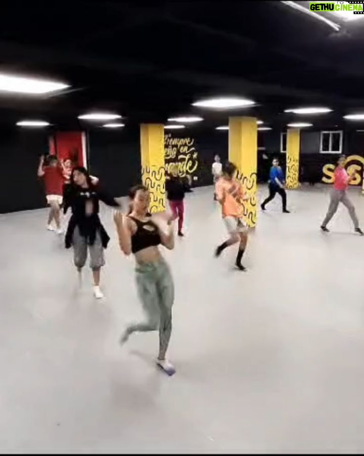 Farah Justiniani - 6.3K Likes - 1. Farah
2. Perro
3. Atardecer lindo
4. De noche con el Chif
5. Lo que no ven los directores cuando grabó algun casting
6. Baile que baile
7. Cantando mi canción fav de Caifanes
8. Na se
9. Farah en alucin y fife (no lo soy) JSKSJSK 🤌
10. Ya se siente navidad