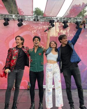 Farah Justiniani Instagram - Feliz feliz 🪼
Gracias por hoy!!

@lalobrito 
@michaelronda 
@jorgeblanco 
@disneychannel_la 
@disneyplusla 
#PapásPorEncargo

Pd: los gritos que se escuchan son de mis mejores amigas @alin_apaez 
@rennitot 
 Las amo 😭💕

Gran fotógrafa mi Renito 🫡