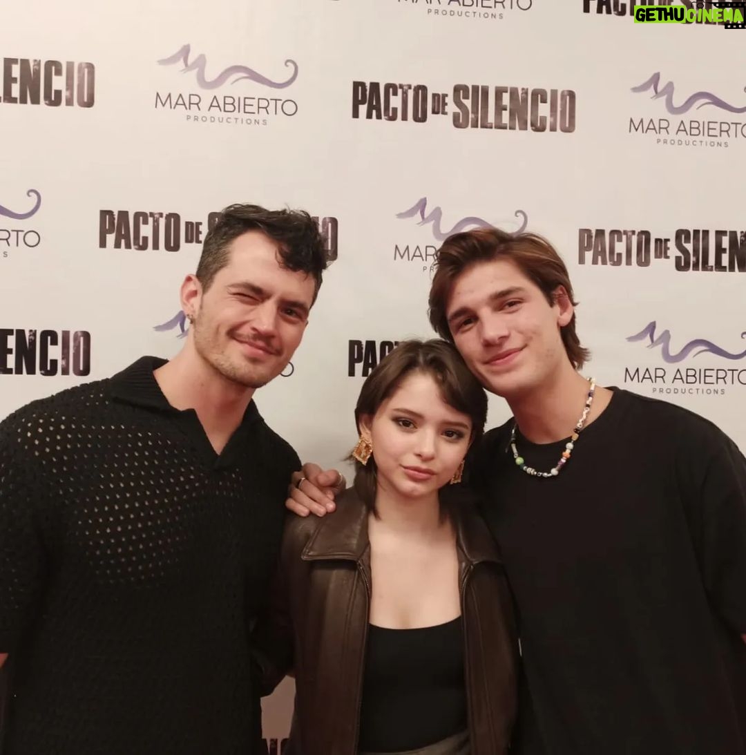 Farah Justiniani Instagram - Estoy muy feliz de decirles que ya pueden ver en @netflixlat @netflix "Pacto de Silencio". Este proyecto me marco mucho en todos los aspectos, pero más como persona. Poder modificar mi físico para interpretar a Sam fue la mejor decisión que pude hacer. Se creó una hermosa familia a la cual, adoro con todo mi corazón ❤️🩹 Gracias a los directores que admiro tanto y fueron parte importante para mi @sevive @maocorredor Gracias a todos por todo su cariño y su empeño en éste proyecto tan lindo. ¡¡Vayan a ver esta grandiosa serie!!