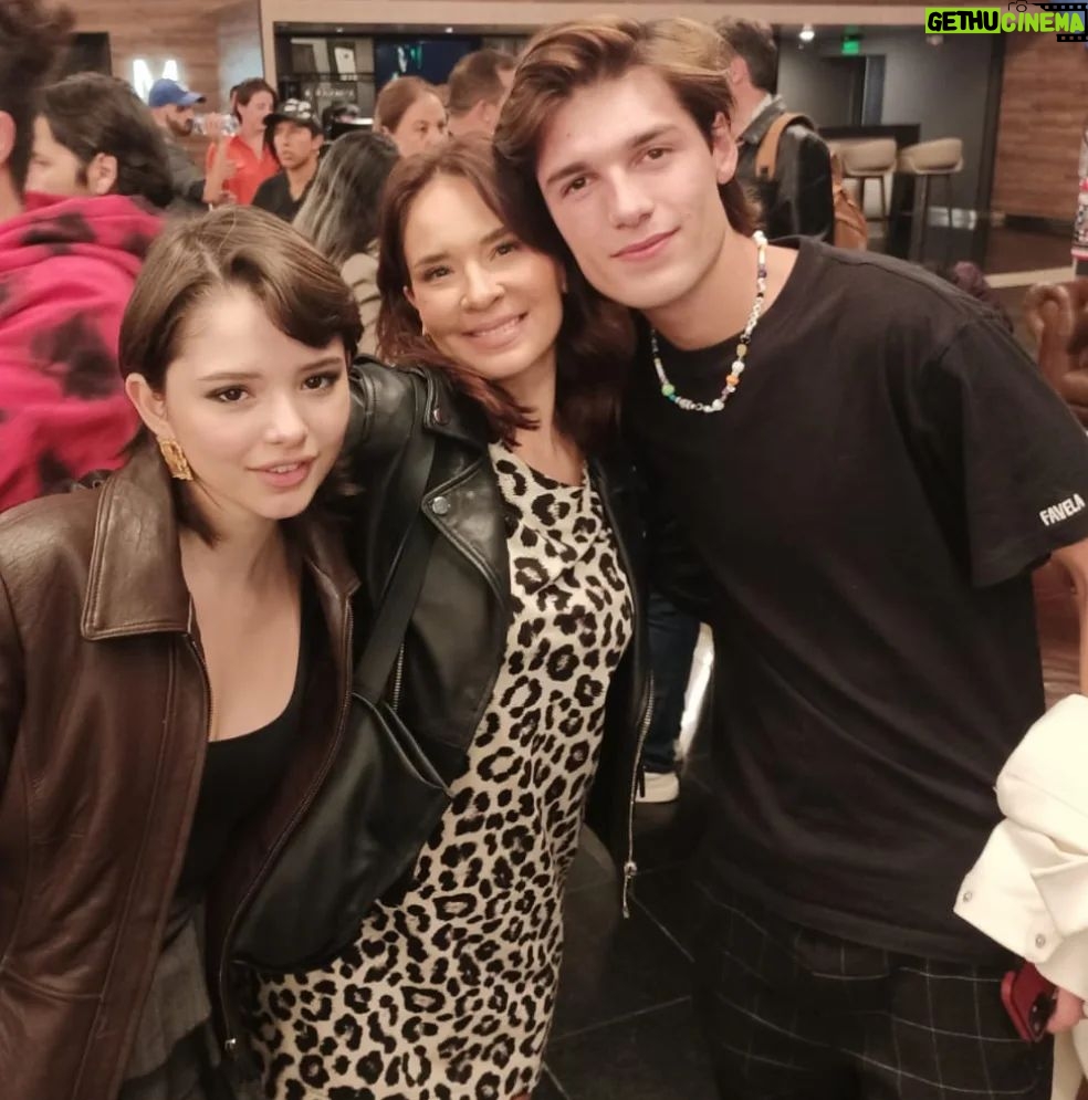 Farah Justiniani Instagram - Estoy muy feliz de decirles que ya pueden ver en @netflixlat @netflix "Pacto de Silencio". Este proyecto me marco mucho en todos los aspectos, pero más como persona. Poder modificar mi físico para interpretar a Sam fue la mejor decisión que pude hacer. Se creó una hermosa familia a la cual, adoro con todo mi corazón ❤️🩹 Gracias a los directores que admiro tanto y fueron parte importante para mi @sevive @maocorredor Gracias a todos por todo su cariño y su empeño en éste proyecto tan lindo. ¡¡Vayan a ver esta grandiosa serie!!