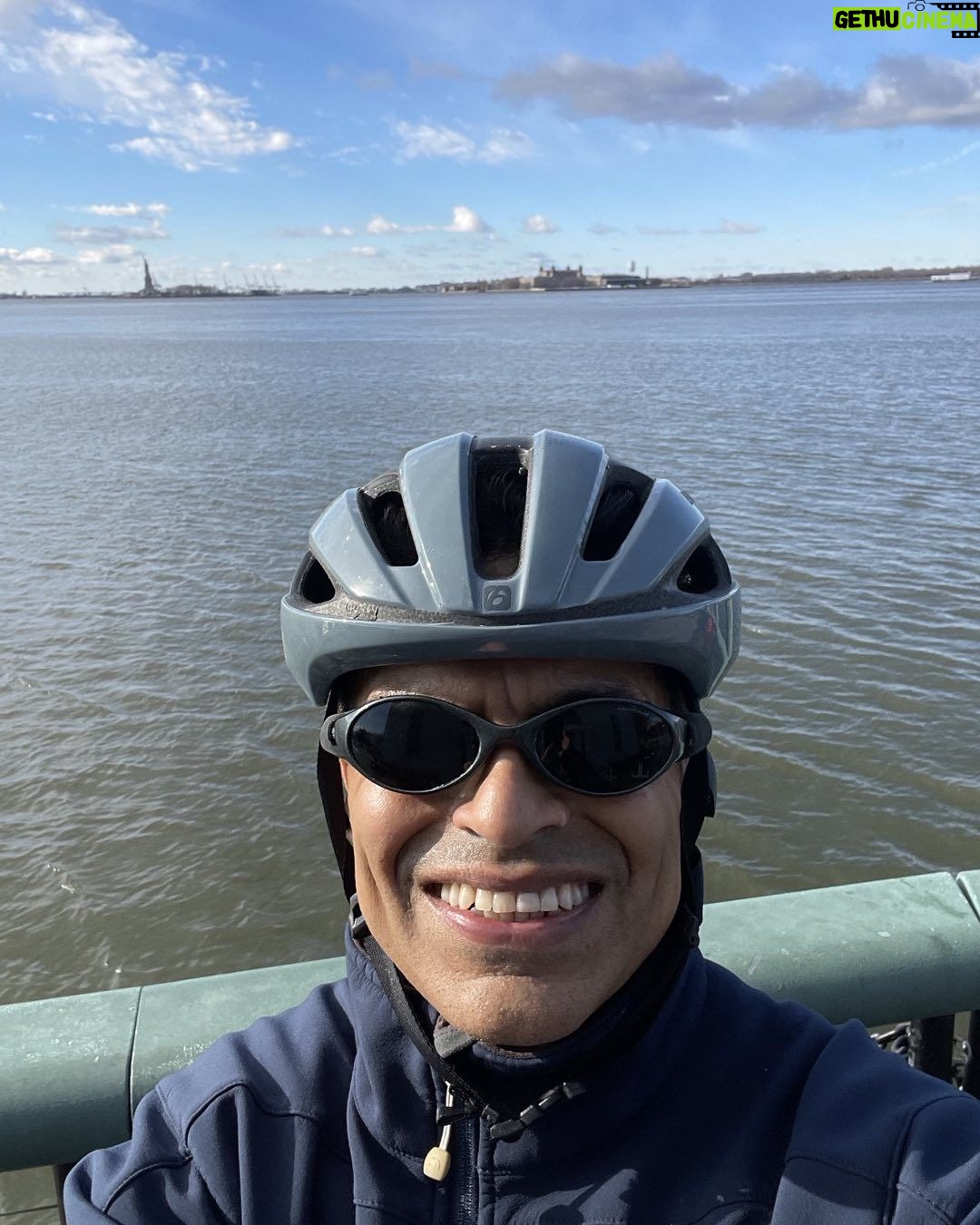 Fareed Zakaria - 1K Likes - Happy New Year. Started 2023 with a bike ride to the tip on Manhattan.🦵🏽
