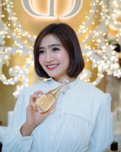 Febby Rastanty Instagram - Celebrating the holiday season with the timeless J’adore by Dior 🤍 Stop by the pop up store at La Moda, Plaza Indonesia and immerse yourself in the enchantment of Les Tuileries Royal Garden, Carousel of Dreams only until 17 Dec 2023 🎠💫 Explore Dior’s exclusive festive gifts, available at all Dior Beauty Boutiques, Counters, Plaza Indonesia Podium, and online at www.dior.com/en_id/beauty ✨
