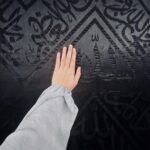 Febby Rastanty Instagram - Banyak kejadian magis selama disini. Kayak setiap ada keinginan di hati, tiba-tiba diarahkan menuju kesana. Dari awal niat mau banget pegang Ka’bah dan shalat di Hijr Ismail. Tapi kondisinya emang Mekkah lagi rame banget yang umroh. Jadi cuma bisa pasrah dan bilang dalam hati, aku pengen banget jika diizinkan yaAllah. Tapi tiba-tiba dengan konsep kedorong-dorong, kejepit, kerudung copot setengah kepala dan hampir jatoh ditengah-tengah himpitan manusia, trus malah jadi antrian paling depan. bener-bener rasanya cuma bengong dan shock kok bisa…… Masya Allah 🥺 kadang emang pikiran manusia aja yang selalu bilang gabisa, padahal Allah berkehendak sebaliknya. Semua doa dan salam dari teman-teman online sudah disampaikan. Semoga semua hajat dilancarkan dan kita semua selalu dalam lindungan Nya. Aamiin YRA.