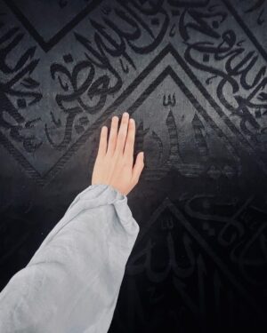 Febby Rastanty Instagram - Banyak kejadian magis selama disini. Kayak setiap ada keinginan di hati, tiba-tiba diarahkan menuju kesana. Dari awal niat mau banget pegang Ka’bah dan shalat di Hijr Ismail. Tapi kondisinya emang Mekkah lagi rame banget yang umroh. Jadi cuma bisa pasrah dan bilang dalam hati, aku pengen banget jika diizinkan yaAllah. Tapi tiba-tiba dengan konsep kedorong-dorong, kejepit, kerudung copot setengah kepala dan hampir jatoh ditengah-tengah himpitan manusia, trus malah jadi antrian paling depan. bener-bener rasanya cuma bengong dan shock kok bisa…… Masya Allah 🥺 kadang emang pikiran manusia aja yang selalu bilang gabisa, padahal Allah berkehendak sebaliknya.

Semua doa dan salam dari teman-teman online sudah disampaikan. Semoga semua hajat dilancarkan dan kita semua selalu dalam lindungan Nya. Aamiin YRA.