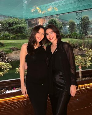 Febby Rastanty Instagram - Akhirnya ketemu lagi sama bumil cantik! @jscmila Terakhir ketemu perutnya belum terlalu terlihat, sekarang sudah mulai membesar 🥹🥹💖 cantiknnya gak berkurang malah nambah banget! semoga baby nya cantik juga kayak mamanya Aamiin! Kita abadikan dulu foto ini karena takut banget karena sama-sama sibuk, ketemu lagi udh brojol 🥲