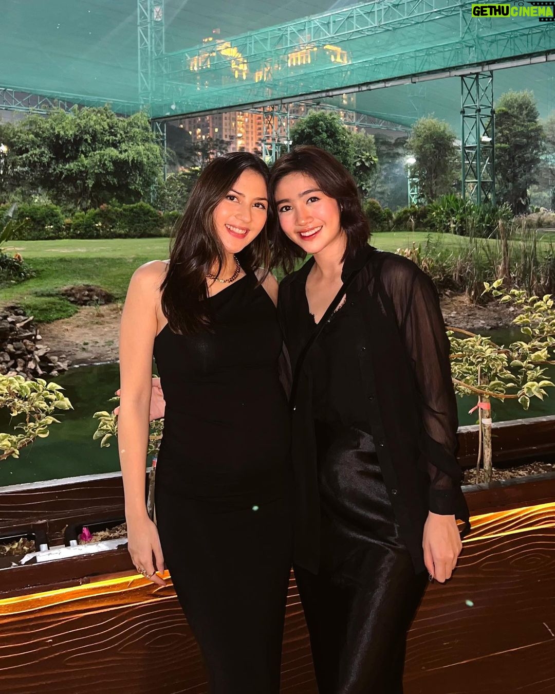 Febby Rastanty - 607.1K Likes - Akhirnya ketemu lagi sama bumil cantik! @jscmila Terakhir ketemu perutnya belum terlalu terlihat, sekarang sudah mulai membesar 🥹🥹💖 cantiknnya gak berkurang malah nambah banget! semoga baby nya cantik juga kayak mamanya Aamiin! Kita abadikan dulu foto ini karena takut banget karena sama-sama sibuk, ketemu lagi udh brojol 🥲