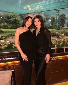 Febby Rastanty Instagram - Akhirnya ketemu lagi sama bumil cantik! @jscmila Terakhir ketemu perutnya belum terlalu terlihat, sekarang sudah mulai membesar 🥹🥹💖 cantiknnya gak berkurang malah nambah banget! semoga baby nya cantik juga kayak mamanya Aamiin! Kita abadikan dulu foto ini karena takut banget karena sama-sama sibuk, ketemu lagi udh brojol 🥲