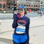 Febby Rastanty Instagram - WOHOOOO I MADE IT! Alhamdulillaaaah 🥹❤️❤️ My 2nd 42.2 KM in a year, My 2nd WMM Medal! :’) sebenarnya marathon kali ini ku akui persiapan nya gak semateng saat tokyo marathon kemarin. Entah kenapa banyak banget keluhan badan. Betisku keram. Sampe jalan pun sakit. Awalnya kanan, trus pindah kiri. Sempet beberapa kali fisio. Membaik, tapi tetep aja berasa. Tau kalau kaki gak baik-baik aja. Latihan juga susah banget capai target. Peak run cuma nyampe 21 km karena kaki udah lumayan sakit 🥹 banyak juga aktifitas jadi latihan pun banyak bolong. Duh banyak deh dramanya hahaha. Tapi aku percaya banget mantra “Your body can believe what your mind can achieve”. Aku percaya pikiran kita tuh HEBAT banget. Kalau kita mindsetnya gabisa, pasti badan juga ikutan. Jadi emang walaupun tau kalau kaki gak dalam kondisi prima, pikiran ku tetap harus kuat dan percaya bahwa aku bisa. Pasang target di pikiran bisa finish dalam waktu 4 jam aja (kan ada gila-gilanya nih cewek 😅). Sepanjang perjalanan cuma bisa semangatin diri sendiri dan berdoa terus sama Tuhan minta dikuatkan seluruh badan. Pikiranku cuma yang penting lariin aja apapun yang terjadi dan nikmati setiap perjalannya! KM 21 kaki mulai kasih alarm capek, cuma bisa elus-elus dan bilang “Gapapa ya dikit lagi. Bisa ya. Abis ini istirahat ya janji” eh ternyata badannya bisa kerja sama dengan baik 🥹🥹 *peluk erat badan sendiri*. AAAND YES I HAD SO MUCH FUN! beda negara, beda juga vibenya. Walaupun jarang liat orang indonesia, tapi disini orang yang cheering juga banyak sepanjang jalan. Bikin tambah semangat. Bonusnya PB lagi :’) 04:21:07 heheheh mayanlah beda 25 menit. 2 WMM down, 4 more to go! Bismillaaah! ❤️🙏🏻
