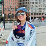 Febby Rastanty Instagram - WOHOOOO I MADE IT! Alhamdulillaaaah 🥹❤️❤️ My 2nd 42.2 KM in a year, My 2nd WMM Medal! :’) sebenarnya marathon kali ini ku akui persiapan nya gak semateng saat tokyo marathon kemarin. Entah kenapa banyak banget keluhan badan. Betisku keram. Sampe jalan pun sakit. Awalnya kanan, trus pindah kiri. Sempet beberapa kali fisio. Membaik, tapi tetep aja berasa. Tau kalau kaki gak baik-baik aja. Latihan juga susah banget capai target. Peak run cuma nyampe 21 km karena kaki udah lumayan sakit 🥹 banyak juga aktifitas jadi latihan pun banyak bolong. Duh banyak deh dramanya hahaha. Tapi aku percaya banget mantra “Your body can believe what your mind can achieve”. Aku percaya pikiran kita tuh HEBAT banget. Kalau kita mindsetnya gabisa, pasti badan juga ikutan. Jadi emang walaupun tau kalau kaki gak dalam kondisi prima, pikiran ku tetap harus kuat dan percaya bahwa aku bisa. Pasang target di pikiran bisa finish dalam waktu 4 jam aja (kan ada gila-gilanya nih cewek 😅). Sepanjang perjalanan cuma bisa semangatin diri sendiri dan berdoa terus sama Tuhan minta dikuatkan seluruh badan. Pikiranku cuma yang penting lariin aja apapun yang terjadi dan nikmati setiap perjalannya! KM 21 kaki mulai kasih alarm capek, cuma bisa elus-elus dan bilang “Gapapa ya dikit lagi. Bisa ya. Abis ini istirahat ya janji” eh ternyata badannya bisa kerja sama dengan baik 🥹🥹 *peluk erat badan sendiri*. AAAND YES I HAD SO MUCH FUN! beda negara, beda juga vibenya. Walaupun jarang liat orang indonesia, tapi disini orang yang cheering juga banyak sepanjang jalan. Bikin tambah semangat. Bonusnya PB lagi :’) 04:21:07 heheheh mayanlah beda 25 menit. 2 WMM down, 4 more to go! Bismillaaah! ❤️🙏🏻