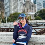 Febby Rastanty Instagram - WOHOOOO I MADE IT! Alhamdulillaaaah 🥹❤️❤️ My 2nd 42.2 KM in a year, My 2nd WMM Medal! :’) sebenarnya marathon kali ini ku akui persiapan nya gak semateng saat tokyo marathon kemarin. Entah kenapa banyak banget keluhan badan. Betisku keram. Sampe jalan pun sakit. Awalnya kanan, trus pindah kiri. Sempet beberapa kali fisio. Membaik, tapi tetep aja berasa. Tau kalau kaki gak baik-baik aja. Latihan juga susah banget capai target. Peak run cuma nyampe 21 km karena kaki udah lumayan sakit 🥹 banyak juga aktifitas jadi latihan pun banyak bolong. Duh banyak deh dramanya hahaha. Tapi aku percaya banget mantra “Your body can believe what your mind can achieve”. Aku percaya pikiran kita tuh HEBAT banget. Kalau kita mindsetnya gabisa, pasti badan juga ikutan. Jadi emang walaupun tau kalau kaki gak dalam kondisi prima, pikiran ku tetap harus kuat dan percaya bahwa aku bisa. Pasang target di pikiran bisa finish dalam waktu 4 jam aja (kan ada gila-gilanya nih cewek 😅). Sepanjang perjalanan cuma bisa semangatin diri sendiri dan berdoa terus sama Tuhan minta dikuatkan seluruh badan. Pikiranku cuma yang penting lariin aja apapun yang terjadi dan nikmati setiap perjalannya! KM 21 kaki mulai kasih alarm capek, cuma bisa elus-elus dan bilang “Gapapa ya dikit lagi. Bisa ya. Abis ini istirahat ya janji” eh ternyata badannya bisa kerja sama dengan baik 🥹🥹 *peluk erat badan sendiri*. AAAND YES I HAD SO MUCH FUN! beda negara, beda juga vibenya. Walaupun jarang liat orang indonesia, tapi disini orang yang cheering juga banyak sepanjang jalan. Bikin tambah semangat. Bonusnya PB lagi :’) 04:21:07 heheheh mayanlah beda 25 menit. 2 WMM down, 4 more to go! Bismillaaah! ❤️🙏🏻