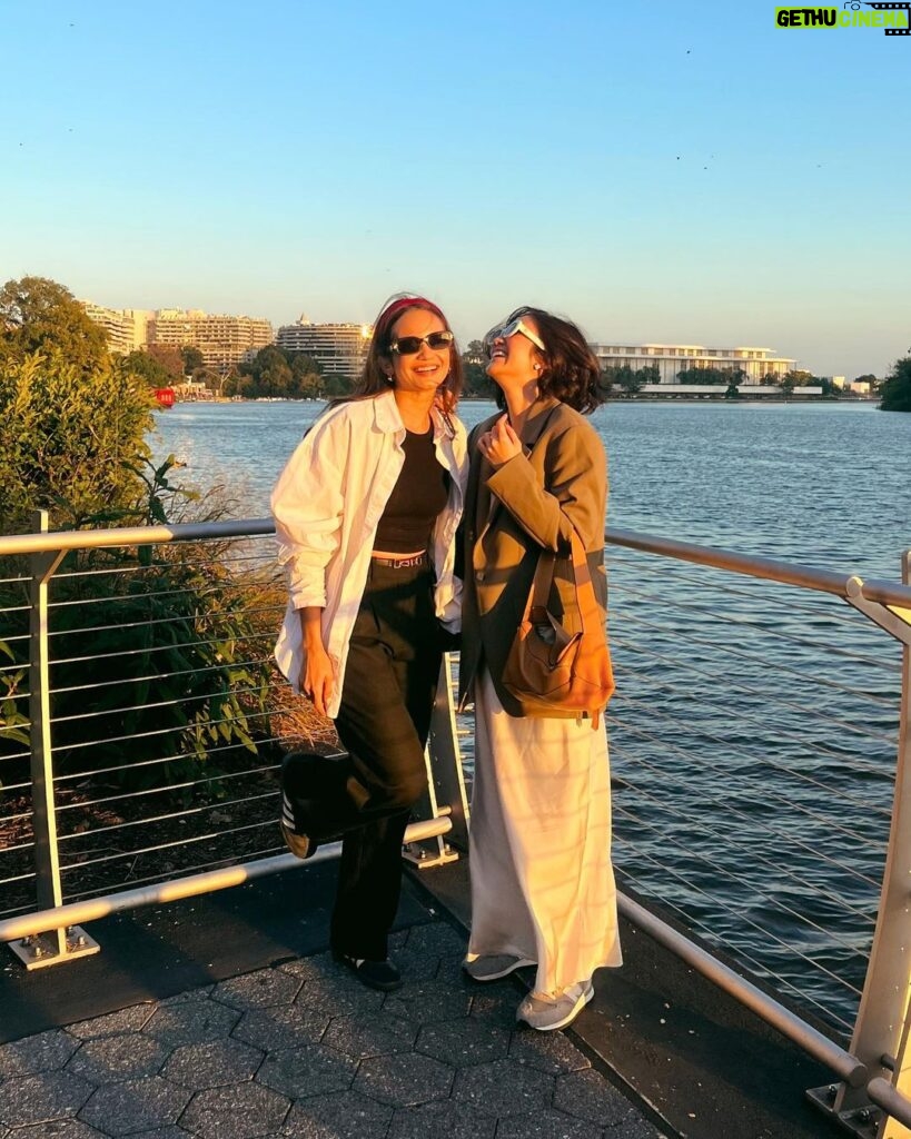 Febby Rastanty Instagram - First time in the city. Strolling around, Museum hopping, catching up & curhat sesh with my long-distance sis @enzystoria 🥹 accompanied by a beautiful sunset & famous cupcakes in town and ended with a good spanish dinner. A lovely day indeed ❤️