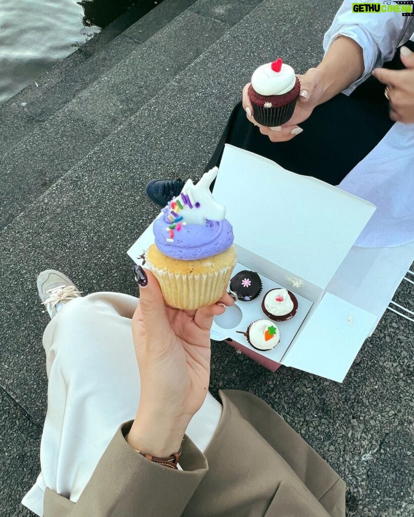 Febby Rastanty Instagram - First time in the city. Strolling around, Museum hopping, catching up & curhat sesh with my long-distance sis @enzystoria 🥹 accompanied by a beautiful sunset & famous cupcakes in town and ended with a good spanish dinner. A lovely day indeed ❤️