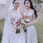 Febby Rastanty Instagram - Akhirnya wedding yang privat, hangat dan intimate seperti yang kamu impikan jadi kenyataan ya kak. Penuh cinta, haru dan tawa. Semua orang terdekat yang hadir ikut bahagia. I’m truly happy for you ☺️ @enzystoria Tepuk tangan untuk cewek keren satu ini yang ngurus semua urusan pernikahan sendiri, sambil kordinasi jarak jauh sama kak mol @molenkasetra dan juga syuting & kuliah 👏🏻 thank you for giving me an example what kind of wedding i would like to have in the future ❤️ selamat mesra-mesraan sampe tua kakak-kakak ku sayang! #ENZupwithMOL