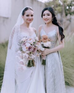 Febby Rastanty Instagram - Akhirnya wedding yang privat, hangat dan intimate seperti yang kamu impikan jadi kenyataan ya kak. Penuh cinta, haru dan tawa. Semua orang terdekat yang hadir ikut bahagia. I’m truly happy for you ☺️ @enzystoria Tepuk tangan untuk cewek keren satu ini yang ngurus semua urusan pernikahan sendiri, sambil kordinasi jarak jauh sama kak mol @molenkasetra dan juga syuting & kuliah 👏🏻 thank you for giving me an example what kind of wedding i would like to have in the future ❤️ selamat mesra-mesraan sampe tua kakak-kakak ku sayang! #ENZupwithMOL