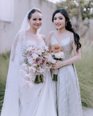 Febby Rastanty Instagram - Akhirnya wedding yang privat, hangat dan intimate seperti yang kamu impikan jadi kenyataan ya kak. Penuh cinta, haru dan tawa. Semua orang terdekat yang hadir ikut bahagia. I’m truly happy for you ☺️ @enzystoria Tepuk tangan untuk cewek keren satu ini yang ngurus semua urusan pernikahan sendiri, sambil kordinasi jarak jauh sama kak mol @molenkasetra dan juga syuting & kuliah 👏🏻 thank you for giving me an example what kind of wedding i would like to have in the future ❤️ selamat mesra-mesraan sampe tua kakak-kakak ku sayang! #ENZupwithMOL