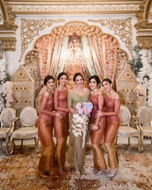 Febby Rastanty Instagram - Kakakku satu lagi resmi jadi istri orang 🥹❤️ cari laki-laki mantap sana sini di jakarta, eh ternyata jodohnya jauh amat di Amerika 😂 bener-bener ya Rencana Tuhan emang unik banget. Selamat menempuh hidup baru Kak Enzy sayang & Kak Mol! @enzystoria @molenkasetra Semoga pernikahan kalian selalu dilindungi Allah SWT. Bahagia & Saling jaga. Sehat & Sejahtera. Love yous! 

Bonus: video iklan permen karet di akhir 😝 #sayangkalaugakdiupload #barubisaupload