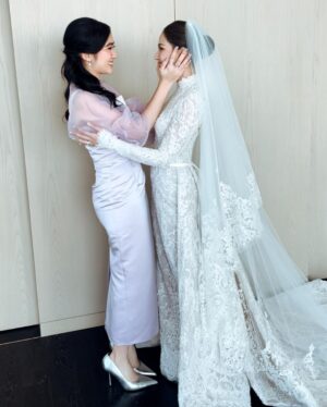 Febby Rastanty Instagram - Dari.. “kakak mila aku punya calon jodoh buat kamu!!” Sampai ke hari dimana kalian membuat janji di hadapan Tuhan untuk bersama selamanya :’’’) Dari awal ngenalin bener-bener sampe deg-degan sendiri karena punya feeling ini mungkin bisa jadi yang terakhir buat kakak mila. Alhamdulillah 2 tahun kemudian bisa jadi kenyataan 🥹 Senang dan bersyukur sekali bisa jadi salah satu saksi perjalanan cinta mereka dari awal. Once again, congratulations beautiful couple ❤️ @jscmila @yakuphasibuan Wishing you both a long and happy married life. May God always shower your marriage with blessings and lots of love. I love you guys 💕

P.S: banyak yang heboh soal aku benerin veil dan dress kakak mila saat jadi bridesmaid 😂 kebetulan saat itu aku diminta kak mila jadi pandongani nya. Kurang lebih seperti “maid of honor” dalam adat batak. Jadi emang tugasnya bantuin bride sebagaimana yang kemarin kulakukan hehe. Kenapa aku? Karena kalau kata kakak mila biar nular. Dipilih yang masih single, biar insyaAllah selanjutnya dia HAHAHAH aminin aja yha guys 😆🙏🏻