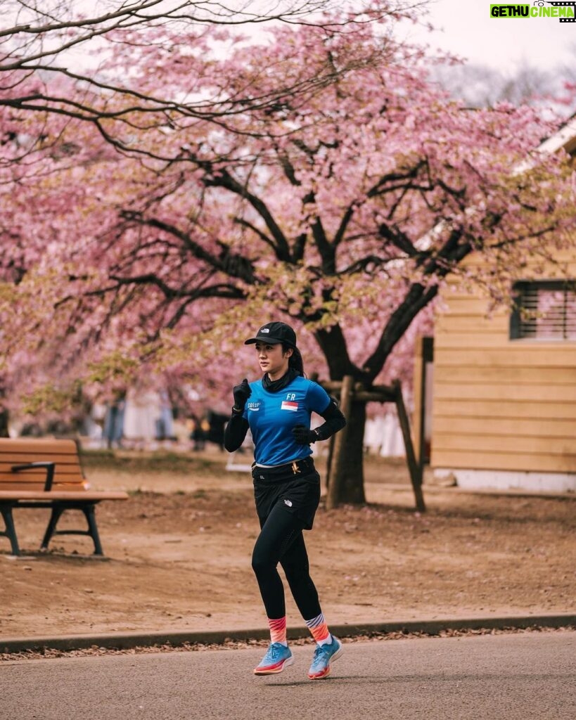 Febby Rastanty Instagram - Gak afdol ya, kalau liburan ke jepang tapi gak upload sama bunga sakura. Sambil lari juga deh biar kayak marathoner banget gitu. AZEEEEEEK 💃🏻
