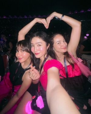 Febby Rastanty Instagram - Dari awal katanya mau dateng ke jakarta udah usaha keras buat cari & beli tiket. Cari ordal, ikutan war sendiri juga sampe jastip war tiket 🙂 pokoknya semua cara dilakukan yang penting harus ketemu dan liat mereka perform langsung 🥺 ALHAMDULILLAAH! Kenyataan huhuhu :’) suka banget sama semuanya. Nontonin interview-interview mereka, video mereka perform, semua lagunya kudengerin kalau lagi lari. Bahkan marathon kemarin 10 km terakhir playlist nya blackpink biar semangat dan dalam hati “yuk feb biar keren kayak jennie” HAHAHHAA MY HEART IS FULL 💕💕 CANT STOP SMILING & SINGING THROUGHOUT THE SHOW! THANK YOU FOR COMING @blackpinkofficial 🥹💕💕 FINALLYY BLACKPUNK AT BLACKPINK CONCERT WOHOO 💃🏻 #blackpink #bornpink