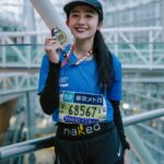 Febby Rastanty Instagram - Alhamdulillah, i’m officially a marathoner! WOHOOO 💃🏻 finished my very first marathon and also my first World Major Marathon in Tokyo 2023 :’’) salah satu achievement terbaik dalam hidup! Dengan modal nekat, mengiyakan ajakan tim @pocarisportid buat ikutan Full Marathon di Tokyo. Dan dari awal ikut, selalu ditanyain orang goalnya apa feb? Jawabnya cuma yang penting finish aja 😌🙏🏻 Padahal diem-diem bikin target buat diri sendiri. Setiap hari aku bayangin aku bisa nginjek garis finish dengan waktu 4 jam 30 menit. Tapi gak pernah ngomong sama orang-orang karena pasti diketawain 😅 Latihan cuma 3,5 bulan, itupun bolong-bolong kepotong liburan akhir tahun dan jadwal syuting, mana mungkin? Tapi kalau kata kak @melanieputria, your body can achieve what your mind can believe ✨ Sepanjang perjalanan cuma ulang-ulang kata itu dalam hati. Eh alhamdulillah meleset gak jauh-jauh banget. Aku bisa finish dengan waktu 4:46:14 :’) aku bisa finish strong & super duper happy! ☺️☺️ Selain target waktu, aku juga mau membuat marathon pertamaku menjadi pengalaman yang sangat menyenangkan biar gak kapok dan pengen lagi 😆 jadi aku berusaha menikmati seluruh perjalanannya. Bisa liat kota tokyo, sambil ngevlog juga, foto-foto yang banyak, dadah-dadah sama semua orang berasa artis holywood HAHAHHA dan gak lupa bawa liptint biar tetep cakep hahaha. (You can see from the video on the last slide lol). Well, this is my first marathon and definitely not last. 1 down, and 5 more to go. ❤️