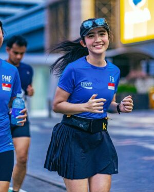 Febby Rastanty Instagram - Dari dulu emang udah suka lari, dari dulu gapernah nolak kalau diajakin lari. Joining a marathon has always been on my bucketlist. Tapi mikirnya nanti-nanti aja deh kalau umur 30an aja gitu hahaha 😂 Trus tahun 2022 kemarin, tanpa latihan apapun, nekat ikutan half marathon 21k di jakarta. Karena konsep nya cuma ikut-ikutan, jadi gapunya ekspektasi apapun. Yang penting finish & gak cedera aja hahaha. Eh ternyata malah happy & ketagihan 😆❤️ becanda-becanda sama temen, apa kita langsung lanjut tokyo marathon apa? Hahaha eh copot eh copot…beneran kejadian tuh 🫢 tiba-tiba di hubungi sama tim @pocarisportid dan di challenge buat ikutan Tokyo Marathon 2023 di Jepang. Pas ditawarin, aku cuma bisa ketawa dalam hati. Ya mana mungkin…  waktu sisa 3,5 bulan lagi, disuruh lari 42 km 🙂🙏🏻 tapi berhubung nekat dan ambi adalah nama tengahku, jadi ya sudah pasti kuterima challengenya ☺️ So now here i am.. 5 days to go to Tokyo Marathon 2023. Wish me luck guys! 💃🏻