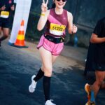 Febby Rastanty Instagram - Tepat seminggu dari MBM 2023, saatnya kita #ThrowbackSunday 😋 mau cerita dikit jadi seminggu sebelum Half Marathon, betisku keram, jalan susah, agak menjalar bahkan sampe ke lutut ngilu. Panik banget karena mau Half marathon, akhirnya sempet fisiotherapy, mendingan tapi belum balik normal banget. Setiap jalan masih gak enak dan berat, apalagi LARI 😩 akhirnya keukeuh mau ikut aja, mau lari santai sambil liat sawah di bali. Namun hari H, tentu saja itu hanyalah wacana. Si amatir yang punya jiwa kompetitif nan ambi panas banget liat orang-orang pada lari kenceng, bawaannya pengen ngejar hahahaha 😂😂 alhasil KM 12 setelah jalannya naik turun, kaki jadi makin keram, hampir aja mau nyerah dikit & kembali ke niat awal, yaitu cuma mau lari santai dan dapet PB alias photo banyak 😜 trus aku keinget sesuatu, menurut riset dan katanya mas kipchoge sih kalau lari sambil senyum bikin badan lebih relax dan pikiran lebih tenang, jadi lari lebih kuat dan kencang. Akhirnya kita paksain diri buat senyum sepanjang jalan, AND IT WORKED 🥹❤️ keramnya makin gak berasa, nafas juga lebih enak 🥹 trus fokus liat jalan aja dan bilang ke diri sendiri “you have to finish what you have started febby. Bentar lagi finish, tahan dikit ya”. Berusaha membuat goal kecil, yaitu water station. Gimana caranya lari sampe ke water station berikutnya dan berikutnya lagi. Alhamdulillah finish strong & happy! congratulations to all maybank marathon 2023 runners! ☺️❤️🙏🏻 📸: @cameragoods.visual @hanarsport.id @kitavisual.co @jiminataa