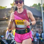 Febby Rastanty Instagram - Tepat seminggu dari MBM 2023, saatnya kita #ThrowbackSunday 😋 mau cerita dikit jadi seminggu sebelum Half Marathon, betisku keram, jalan susah, agak menjalar bahkan sampe ke lutut ngilu. Panik banget karena mau Half marathon, akhirnya sempet fisiotherapy, mendingan tapi belum balik normal banget. Setiap jalan masih gak enak dan berat, apalagi LARI 😩 akhirnya keukeuh mau ikut aja, mau lari santai sambil liat sawah di bali. Namun hari H, tentu saja itu hanyalah wacana. Si amatir yang punya jiwa kompetitif nan ambi panas banget liat orang-orang pada lari kenceng, bawaannya pengen ngejar hahahaha 😂😂 alhasil KM 12 setelah jalannya naik turun, kaki jadi makin keram, hampir aja mau nyerah dikit & kembali ke niat awal, yaitu cuma mau lari santai dan dapet PB alias photo banyak 😜 trus aku keinget sesuatu, menurut riset dan katanya mas kipchoge sih kalau lari sambil senyum bikin badan lebih relax dan pikiran lebih tenang, jadi lari lebih kuat dan kencang. Akhirnya kita paksain diri buat senyum sepanjang jalan, AND IT WORKED 🥹❤️ keramnya makin gak berasa, nafas juga lebih enak 🥹 trus fokus liat jalan aja dan bilang ke diri sendiri “you have to finish what you have started febby. Bentar lagi finish, tahan dikit ya”. Berusaha membuat goal kecil, yaitu water station. Gimana caranya lari sampe ke water station berikutnya dan berikutnya lagi. Alhamdulillah finish strong & happy! congratulations to all maybank marathon 2023 runners! ☺️❤️🙏🏻 📸: @cameragoods.visual @hanarsport.id @kitavisual.co @jiminataa