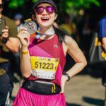 Febby Rastanty Instagram - Tepat seminggu dari MBM 2023, saatnya kita #ThrowbackSunday 😋 mau cerita dikit jadi seminggu sebelum Half Marathon, betisku keram, jalan susah, agak menjalar bahkan sampe ke lutut ngilu. Panik banget karena mau Half marathon, akhirnya sempet fisiotherapy, mendingan tapi belum balik normal banget. Setiap jalan masih gak enak dan berat, apalagi LARI 😩 akhirnya keukeuh mau ikut aja, mau lari santai sambil liat sawah di bali. Namun hari H, tentu saja itu hanyalah wacana. Si amatir yang punya jiwa kompetitif nan ambi panas banget liat orang-orang pada lari kenceng, bawaannya pengen ngejar hahahaha 😂😂 alhasil KM 12 setelah jalannya naik turun, kaki jadi makin keram, hampir aja mau nyerah dikit & kembali ke niat awal, yaitu cuma mau lari santai dan dapet PB alias photo banyak 😜 trus aku keinget sesuatu, menurut riset dan katanya mas kipchoge sih kalau lari sambil senyum bikin badan lebih relax dan pikiran lebih tenang, jadi lari lebih kuat dan kencang. Akhirnya kita paksain diri buat senyum sepanjang jalan, AND IT WORKED 🥹❤️ keramnya makin gak berasa, nafas juga lebih enak 🥹 trus fokus liat jalan aja dan bilang ke diri sendiri “you have to finish what you have started febby. Bentar lagi finish, tahan dikit ya”. Berusaha membuat goal kecil, yaitu water station. Gimana caranya lari sampe ke water station berikutnya dan berikutnya lagi. Alhamdulillah finish strong & happy! congratulations to all maybank marathon 2023 runners! ☺️❤️🙏🏻 📸: @cameragoods.visual @hanarsport.id @kitavisual.co @jiminataa