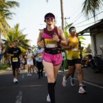 Febby Rastanty Instagram - Tepat seminggu dari MBM 2023, saatnya kita #ThrowbackSunday 😋 mau cerita dikit jadi seminggu sebelum Half Marathon, betisku keram, jalan susah, agak menjalar bahkan sampe ke lutut ngilu. Panik banget karena mau Half marathon, akhirnya sempet fisiotherapy, mendingan tapi belum balik normal banget. Setiap jalan masih gak enak dan berat, apalagi LARI 😩 akhirnya keukeuh mau ikut aja, mau lari santai sambil liat sawah di bali. Namun hari H, tentu saja itu hanyalah wacana. Si amatir yang punya jiwa kompetitif nan ambi panas banget liat orang-orang pada lari kenceng, bawaannya pengen ngejar hahahaha 😂😂 alhasil KM 12 setelah jalannya naik turun, kaki jadi makin keram, hampir aja mau nyerah dikit & kembali ke niat awal, yaitu cuma mau lari santai dan dapet PB alias photo banyak 😜 trus aku keinget sesuatu, menurut riset dan katanya mas kipchoge sih kalau lari sambil senyum bikin badan lebih relax dan pikiran lebih tenang, jadi lari lebih kuat dan kencang. Akhirnya kita paksain diri buat senyum sepanjang jalan, AND IT WORKED 🥹❤️ keramnya makin gak berasa, nafas juga lebih enak 🥹 trus fokus liat jalan aja dan bilang ke diri sendiri “you have to finish what you have started febby. Bentar lagi finish, tahan dikit ya”. Berusaha membuat goal kecil, yaitu water station. Gimana caranya lari sampe ke water station berikutnya dan berikutnya lagi. Alhamdulillah finish strong & happy! congratulations to all maybank marathon 2023 runners! ☺️❤️🙏🏻 📸: @cameragoods.visual @hanarsport.id @kitavisual.co @jiminataa