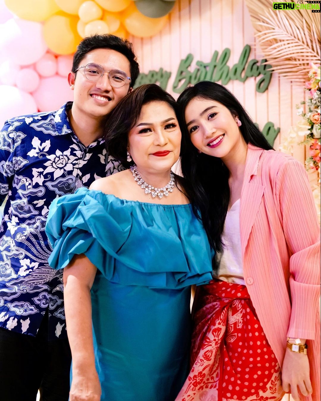 Febby Rastanty Instagram - Happy sweet 17th birthday Mama Anice cantik 😜💖 @aniceworang Semoga sehat & bahagia selalu. Bismillah soon nambah personil di foto ini ya ma? eh gimana gimana… 🤪🤪