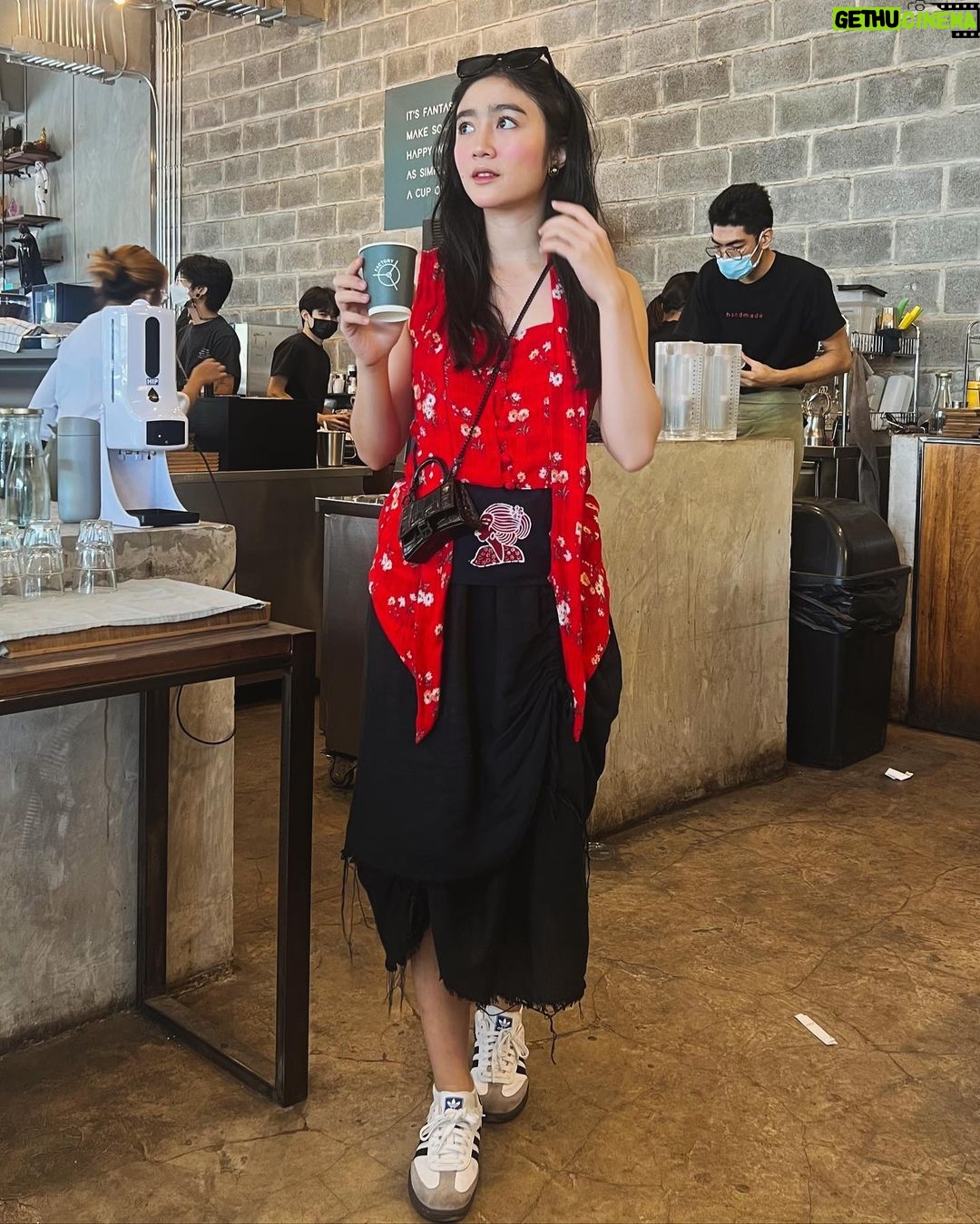 Febby Rastanty Instagram - Merayakan kekayaan budaya Indonesia di hari kemerdekaan ke-78! π€ Selama shooting di Jogja beberapa minggu yang lalu, aku jadi jatuh cinta banget sama keindahan batik & kebaya. As I wear these beautiful pieces, I'm reminded of the generations before us who wore them with pride β¨ To preserve our cultural roots, I aim to incorporate batik & kebaya to my daily outfits. Here are some pics of me in beautiful kain and kebaya! βΊοΈ Dalam semangat kemerdekaan, yuk kita terus memelihara dan menghormati warisan budaya kita ποΈ Selamat hari kemerdekaan ke-78, Indonesia! Terus melaju untuk Indonesia maju π²π¨