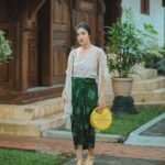 Febby Rastanty Instagram - Merayakan kekayaan budaya Indonesia di hari kemerdekaan ke-78! 🤍 Selama shooting di Jogja beberapa minggu yang lalu, aku jadi jatuh cinta banget sama keindahan batik & kebaya. As I wear these beautiful pieces, I'm reminded of the generations before us who wore them with pride ✨ To preserve our cultural roots, I aim to incorporate batik & kebaya to my daily outfits. Here are some pics of me in beautiful kain and kebaya! ☺️ Dalam semangat kemerdekaan, yuk kita terus memelihara dan menghormati warisan budaya kita 🕊️ Selamat hari kemerdekaan ke-78, Indonesia! Terus melaju untuk Indonesia maju 🇲🇨
