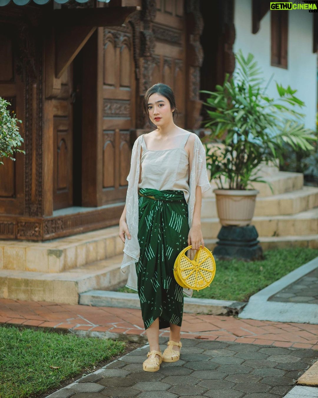Febby Rastanty Instagram - Merayakan kekayaan budaya Indonesia di hari kemerdekaan ke-78! π€ Selama shooting di Jogja beberapa minggu yang lalu, aku jadi jatuh cinta banget sama keindahan batik & kebaya. As I wear these beautiful pieces, I'm reminded of the generations before us who wore them with pride β¨ To preserve our cultural roots, I aim to incorporate batik & kebaya to my daily outfits. Here are some pics of me in beautiful kain and kebaya! βΊοΈ Dalam semangat kemerdekaan, yuk kita terus memelihara dan menghormati warisan budaya kita ποΈ Selamat hari kemerdekaan ke-78, Indonesia! Terus melaju untuk Indonesia maju π²π¨