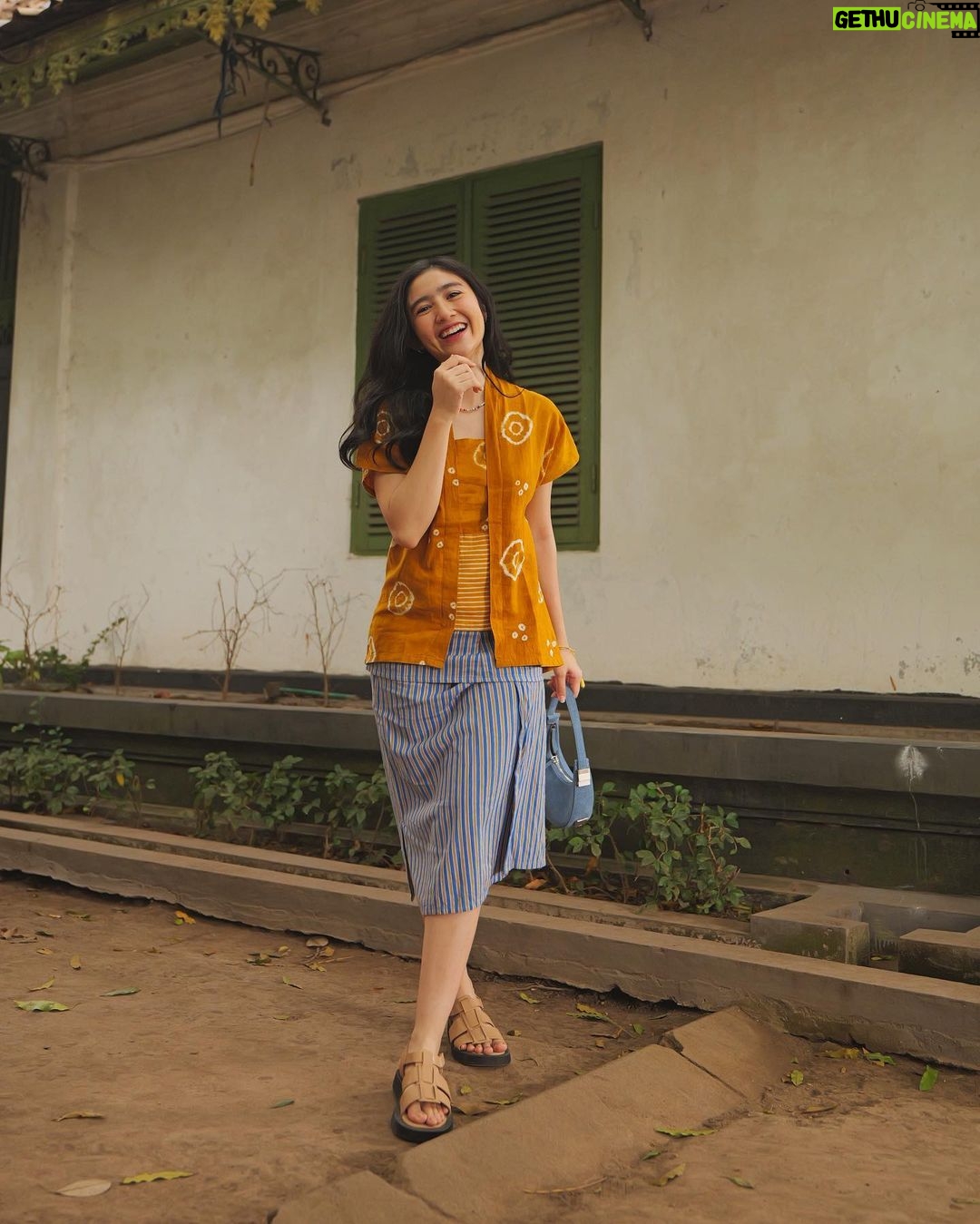 Febby Rastanty Instagram - Merayakan kekayaan budaya Indonesia di hari kemerdekaan ke-78! π€ Selama shooting di Jogja beberapa minggu yang lalu, aku jadi jatuh cinta banget sama keindahan batik & kebaya. As I wear these beautiful pieces, I'm reminded of the generations before us who wore them with pride β¨ To preserve our cultural roots, I aim to incorporate batik & kebaya to my daily outfits. Here are some pics of me in beautiful kain and kebaya! βΊοΈ Dalam semangat kemerdekaan, yuk kita terus memelihara dan menghormati warisan budaya kita ποΈ Selamat hari kemerdekaan ke-78, Indonesia! Terus melaju untuk Indonesia maju π²π¨