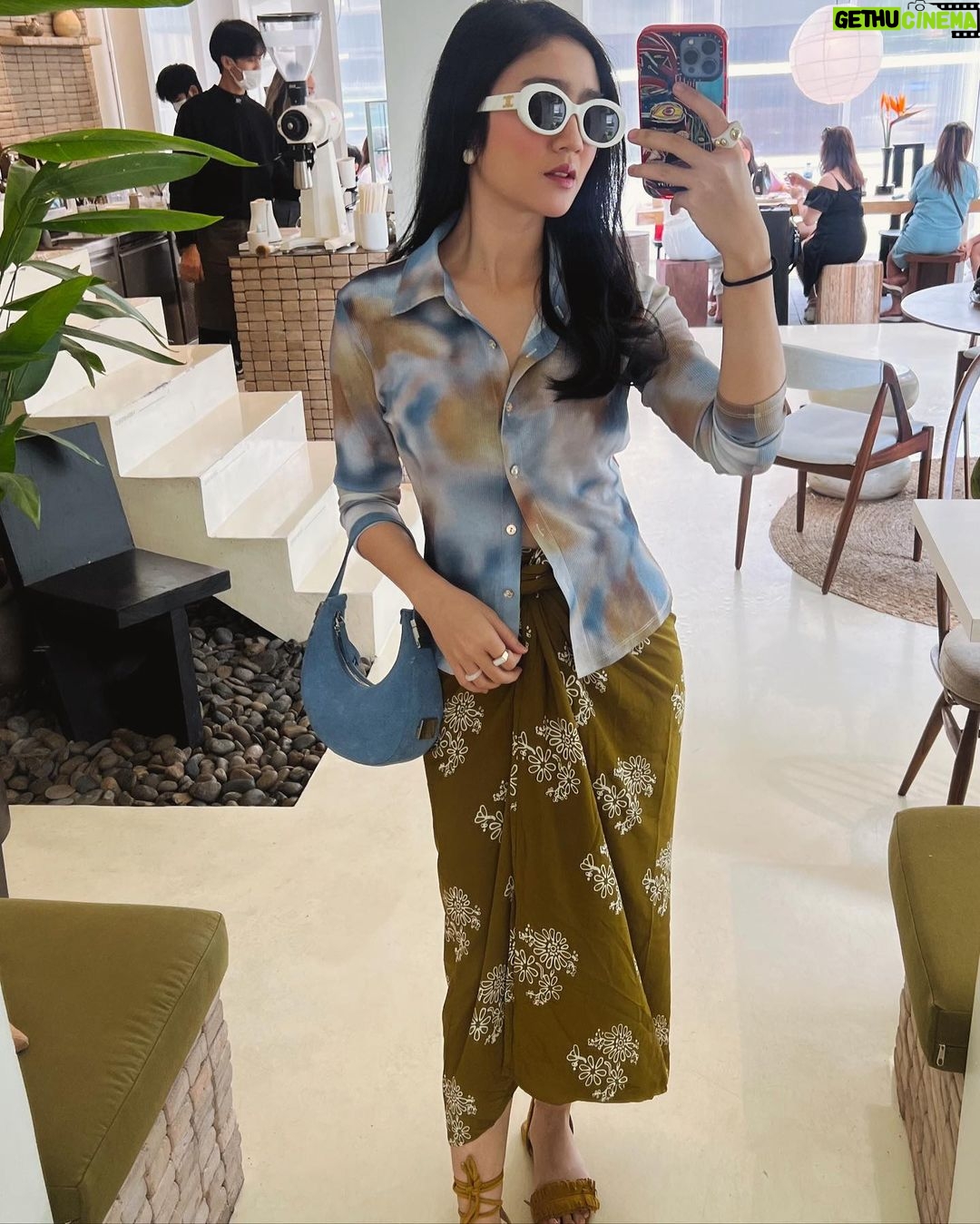 Febby Rastanty Instagram - Merayakan kekayaan budaya Indonesia di hari kemerdekaan ke-78! π€ Selama shooting di Jogja beberapa minggu yang lalu, aku jadi jatuh cinta banget sama keindahan batik & kebaya. As I wear these beautiful pieces, I'm reminded of the generations before us who wore them with pride β¨ To preserve our cultural roots, I aim to incorporate batik & kebaya to my daily outfits. Here are some pics of me in beautiful kain and kebaya! βΊοΈ Dalam semangat kemerdekaan, yuk kita terus memelihara dan menghormati warisan budaya kita ποΈ Selamat hari kemerdekaan ke-78, Indonesia! Terus melaju untuk Indonesia maju π²π¨