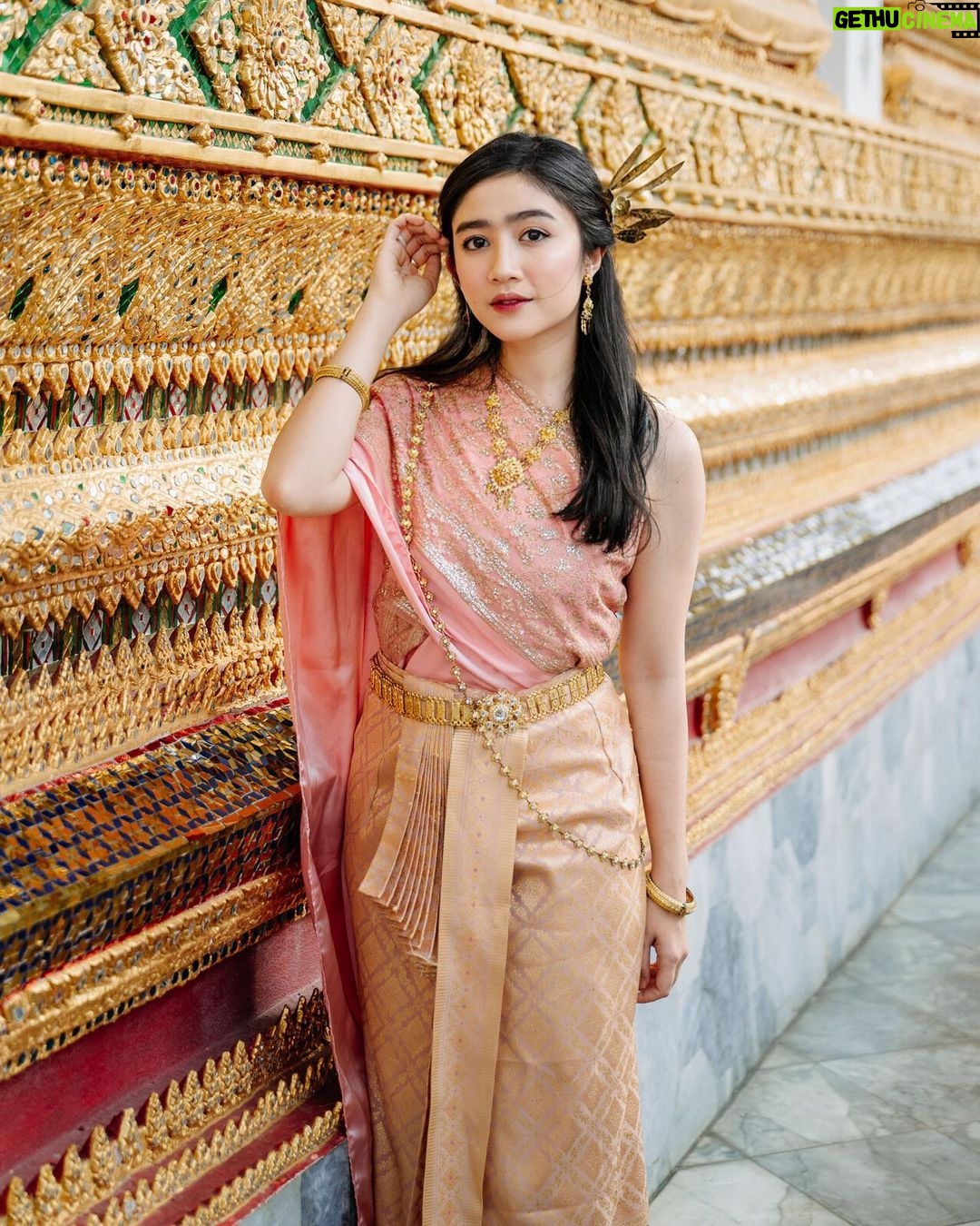 Febby Rastanty - 456K Likes - Lost in the beauty of Wat Arun 🤍 Absolutely captivated by the history and elegance here 🌅✨
// all pics captured by @sweet.escape ❤️ don’t forget to use my discount code ‘FEBBY10’ to get 10% off + 10 extra downloadable photo for photoshoot in all Sweet Escape’s available destination ✨