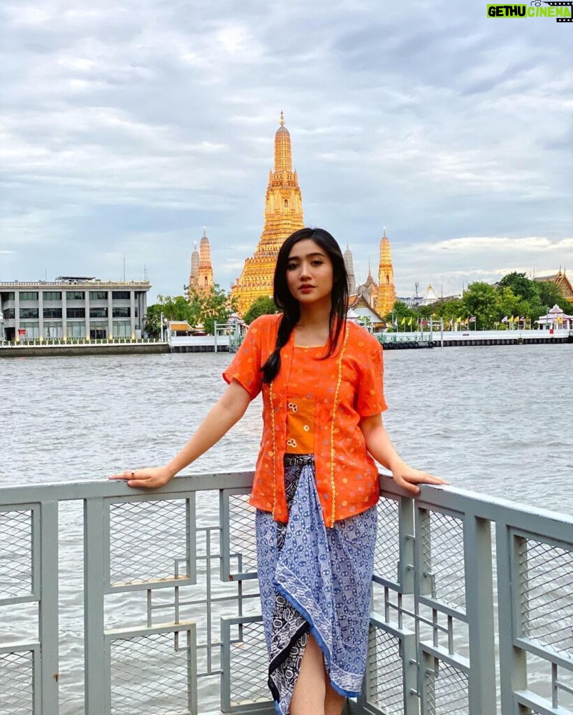 Febby Rastanty Instagram - Wat arun, Bangkok. 2023. // Pake kebaya dari ibukuu @maudykoesnaedi & kain dari mbak @santizaidan ❤️ luv banget!